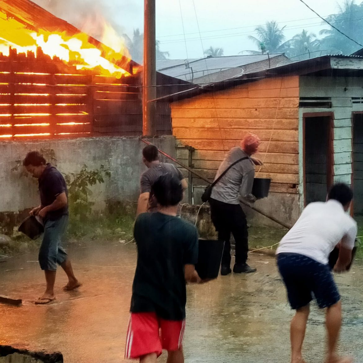 Warga Berusaha Memadamkan Api.
