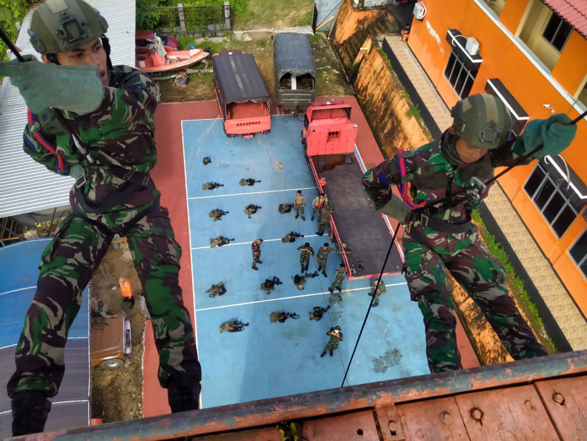 Latihan yang dilaksanakan Resimen Artileri 3 Marinir dan Batalyon Intai Amfibi 3 Marinir di Kesatrian Abraham Octavianus Artururi, Distrik Salawati, Kabupaten Sorong, Papua Barat. Rabu (18/08/2021).