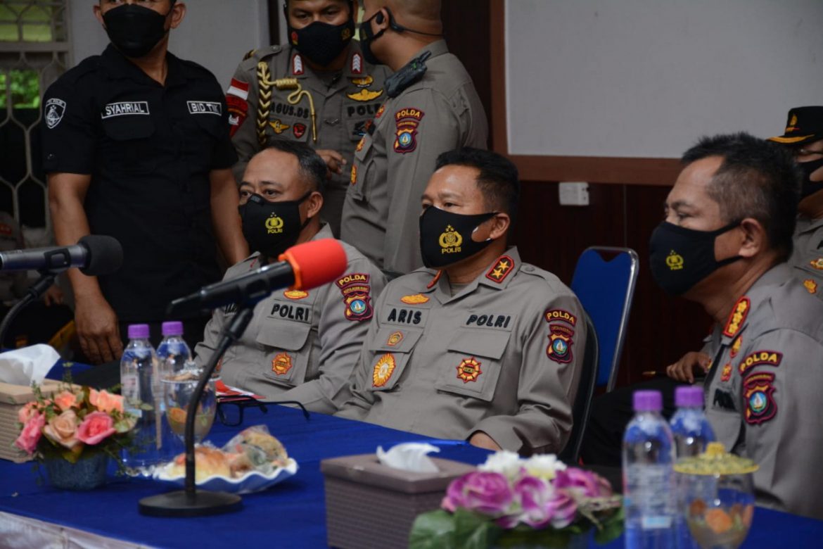 Kegiatan dihadiri oleh Kapolda Kepri Irjen Pol Dr. Aris Budiman, Pejabat Utama Polda Kepri, Kapolresta Barelang, Kepala sekolah SMK N 1 Batam, dan Peserta Vaksinasi Massal. Rabu (25/8/2021).