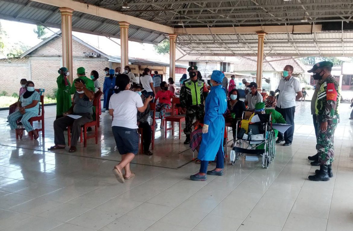 Warga Desa Kuta Galoh Melakukan Suntik Vaksin Tahap Pertama.