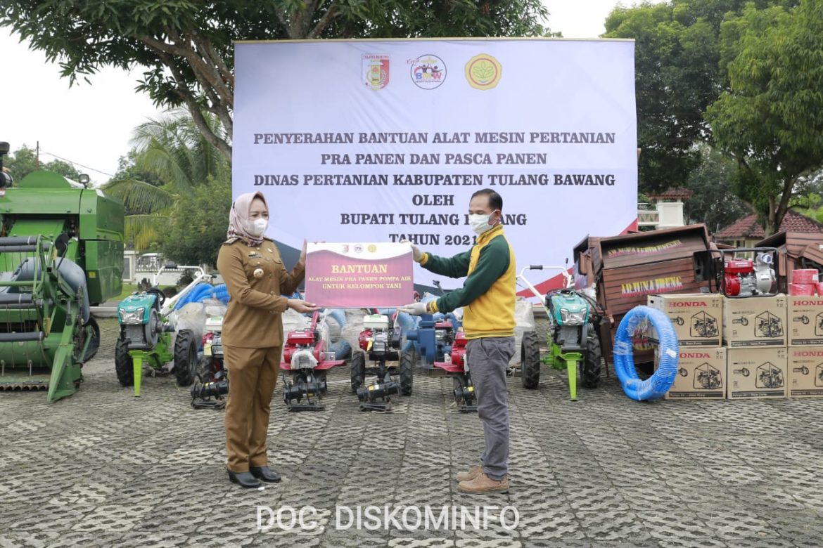 Bupati Tuba Dr.Hj. Winarti SE., MH Menyerahkan Bantuan Alat Mesin Pertanian