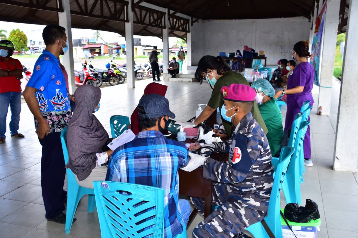 Kegiatan vaksinasi kepada masyarakat maritim di Alun-alun Kota Baru Aimas, Distrik Aimas, Kabupaten Sorong, Papua Barat. Selasa (31/08/2021).