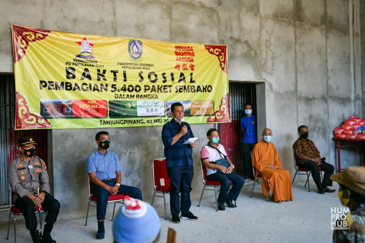 Gubernur Ansar pada acara Penyerahan Sembako Kepada Masyarakat Kurang Mampu bersama Persatuan Umat Buddha Indonesia (Permabudhi) Provinsi Kepri di Vihara Bahtra Sasana JI.Merdeka, Tanjungpinang, Ahad (2/5).(humaskepri)