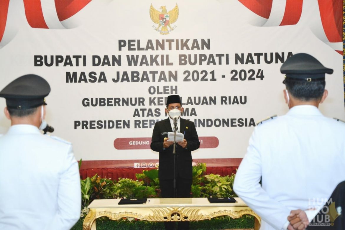 Gubernur Kepri, H Ansar Ahmad melantik Bupati dan Wakil Bupati Natuna di Gedung Daerah, Tanjungpinang, Senin (24/5) | Foto: humaskepri