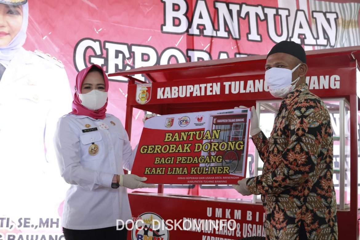 Bupati Tuba Hj. Winarti Serahkan Bantuan Langsung Masyarakat Program Kreatif Mandiri (BMW).