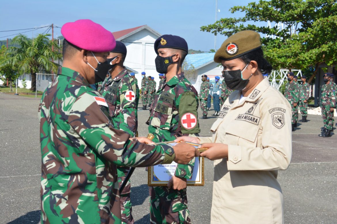 Pemberian Piagam Penghargaan Kepada Tim Vaksinator Lantamal X di Lapangan Apel Mako Lantamal X, Rabu (02/09/21).