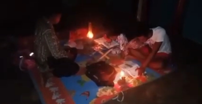 Anak sekolah Warga dusun Sidodadi desa Tanjung Pamah kecamatan Mardinding kabupaten Karo belajar menggunakan lampu teplok di malam hari