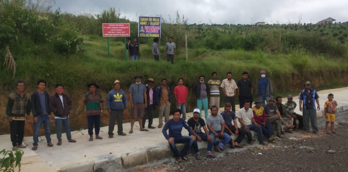 Masyarakat Desa Kacinambun tancapkan plang "Tanah ini milik adat/Ulayat" di Siosar