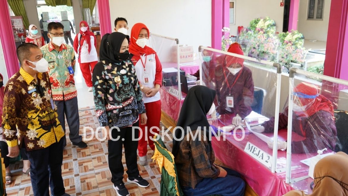 Bupati Winarti Menggelar Kegiatan Vaksinasi di Puskesmas Serta Pemberian Bantuan Sosial Yatim Piatu di Kecamatan Menggala Tuba