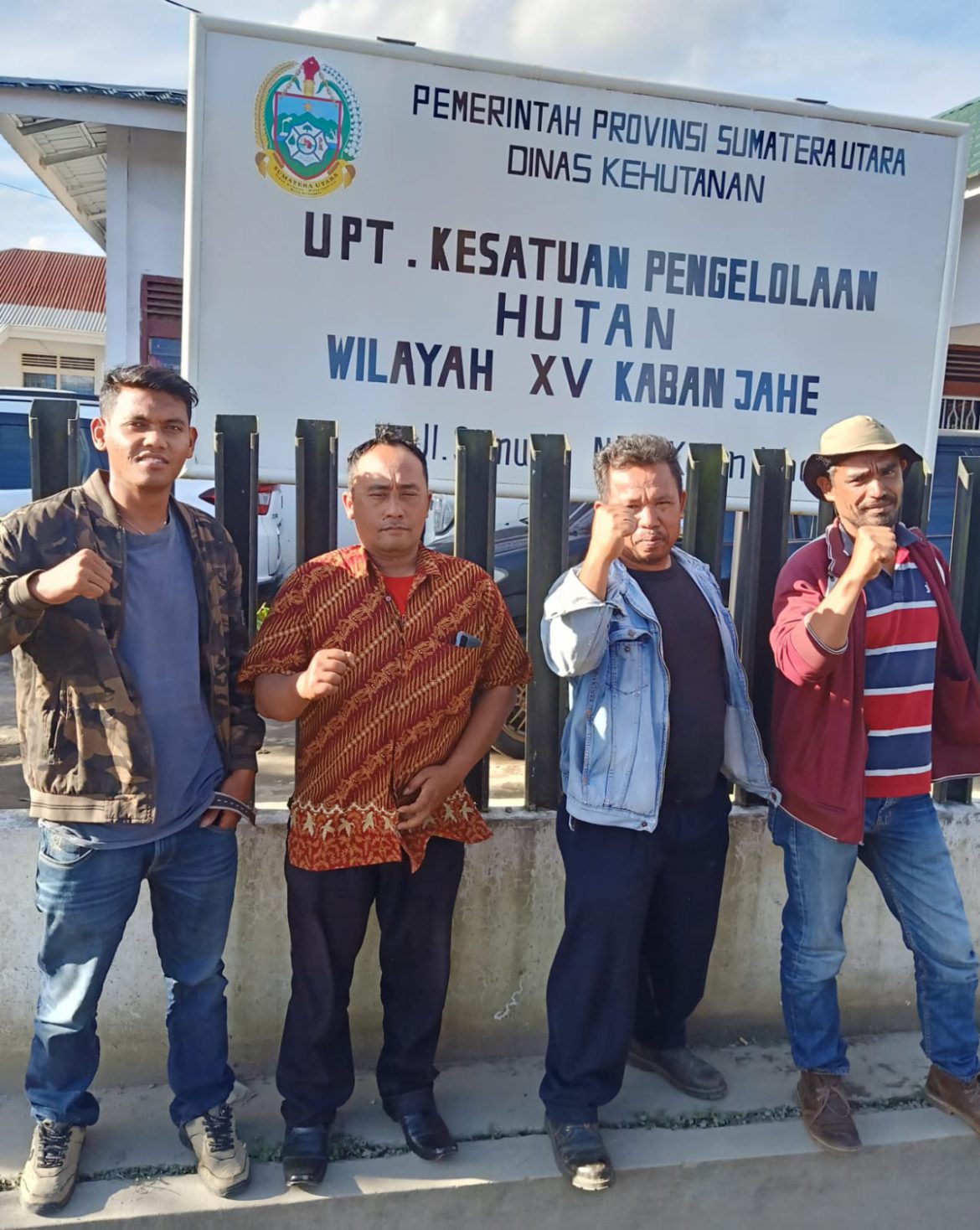 BPD dan Masyarakat Desa Sukamaju didampingi Penasehat Hukum DPC Projo Kabupaten Karo di Kantor KPH XV Kabanjahe Saat Menyampaikan Surat Tembusan.