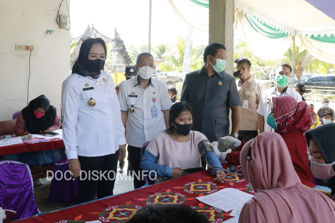 Bupati Tuba Winarti dan Kepala dinas kesehatan Fathoni