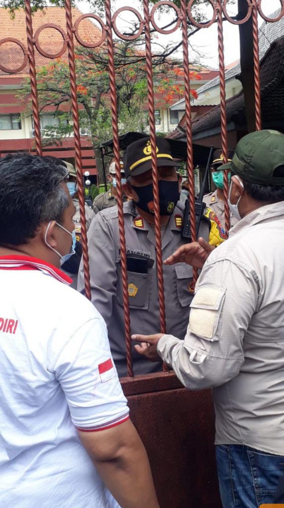 Masa memaksa masuk ke Kantor Pemkab Kediri