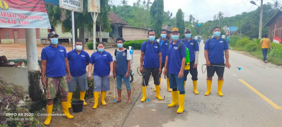 Relawan Covid-19 Desa lau Pengulu memulai penyemprotan Dinsefektan