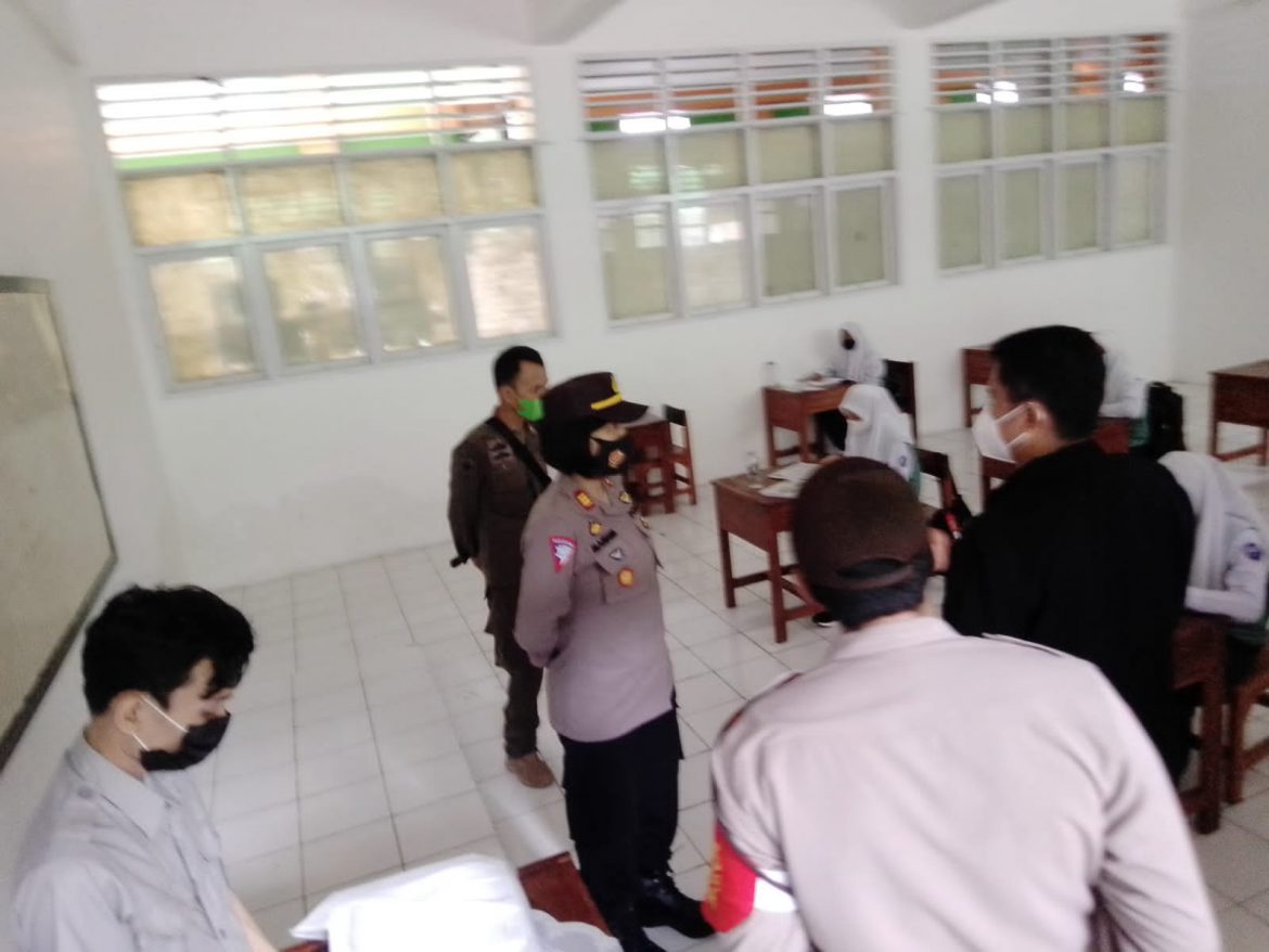 Kapolsek Mamajang Tinjau Simulasi Pembelajaran Tatap Muka (PTM)