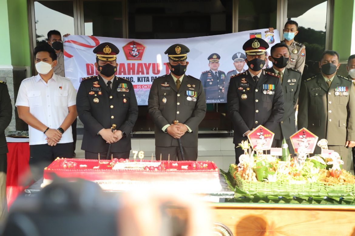 Kapolres Kediri bersama komandan Brigif16 / Wira Yudha HUT TNI- 76