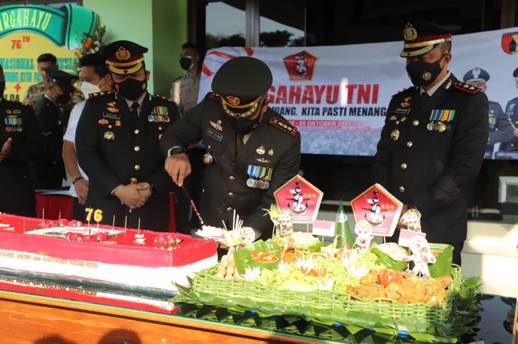 Pemotongan Tumpeng oleh Komandan Brigif 16/ Wira Yudha Kediri