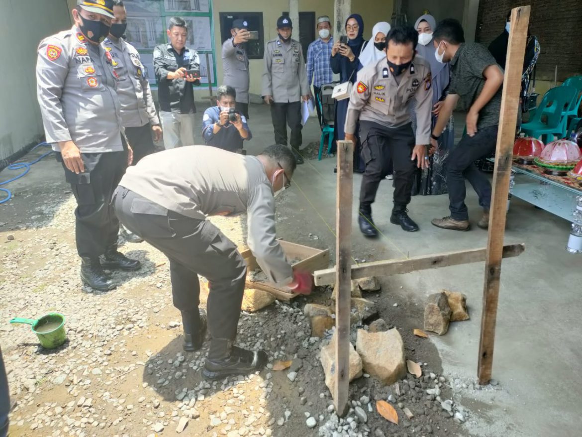 Peletakan Batu Pertama Pembangunan Mushollah Yang Dilakukan oleh Kapolres Takalar