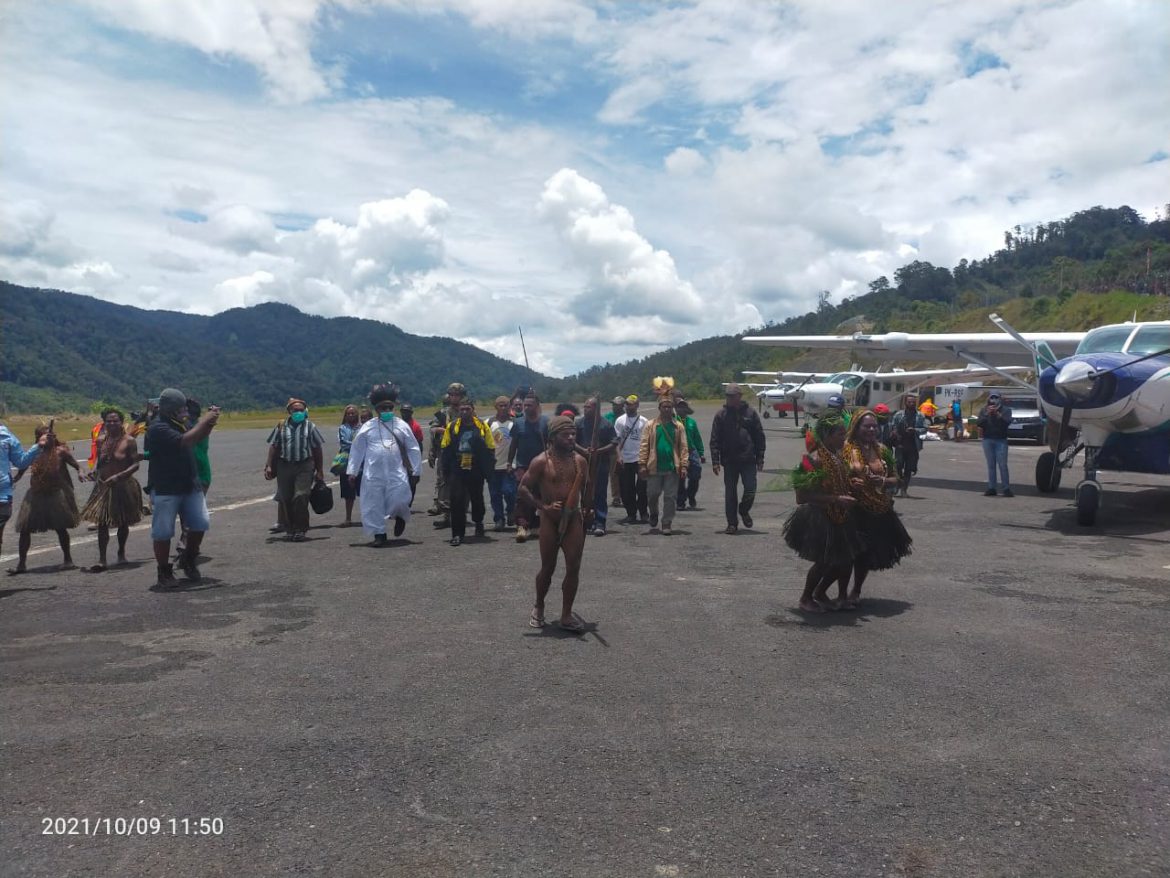 Masyarakat antusias menyambut kedatangan tiga Diakon