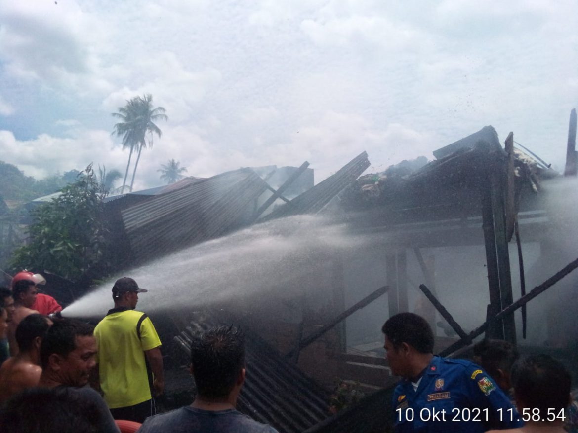 Upaya pemadaman di lakukan damkar, masyarakat, personil Polsek Mardinding dan personil Ramil 09/LB