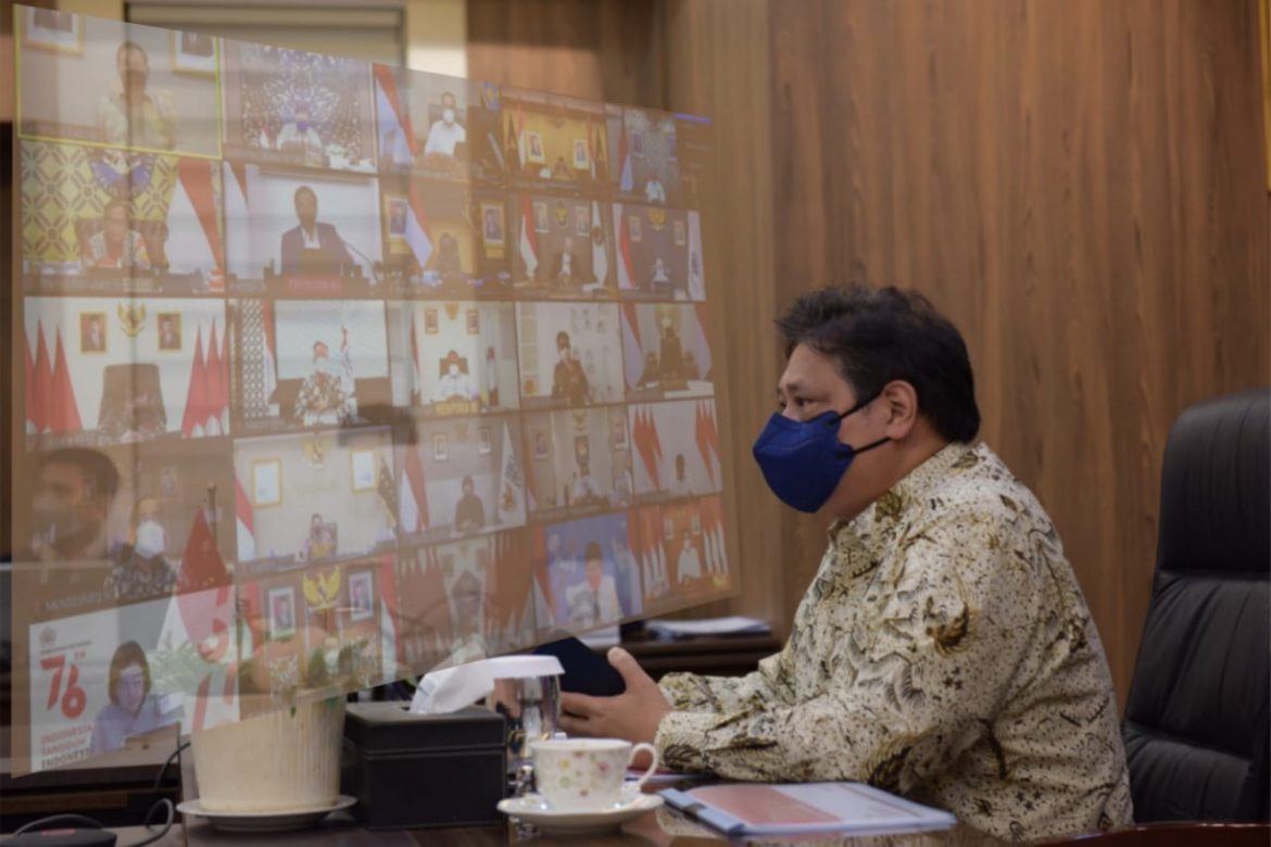 Menteri Koordinator Bidang Perekonomian Airlangga Hartarto, dalam Konferensi Pers Ratas Evaluasi PPKM secara virtual, di Jakarta, Senin (11/10/2021).
