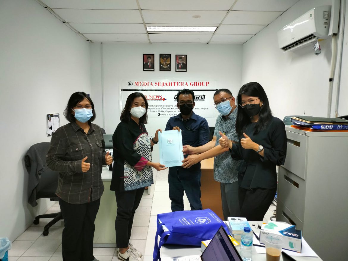 Tim Verifikasi Dewan Pers saat Penyerahan dokumen Verifikasi Faktual kepada Pimpinan Redaksi Jalurnews.com Descrates, di Kantor pusat Gedung Graha Mas Lt.3. R.302. Batam, sekira pukul 16.00 WIB (Foto/jalurnews)