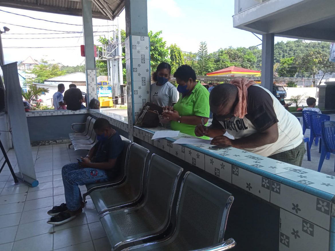 RSAL dr. Soedibjo Sardadi Lantamal X Jayapura setiap hari melayani antrian dari warga jayapura yang ingin melaksanakan Vaksinasi Covid-19. (Dok. TNI AL)