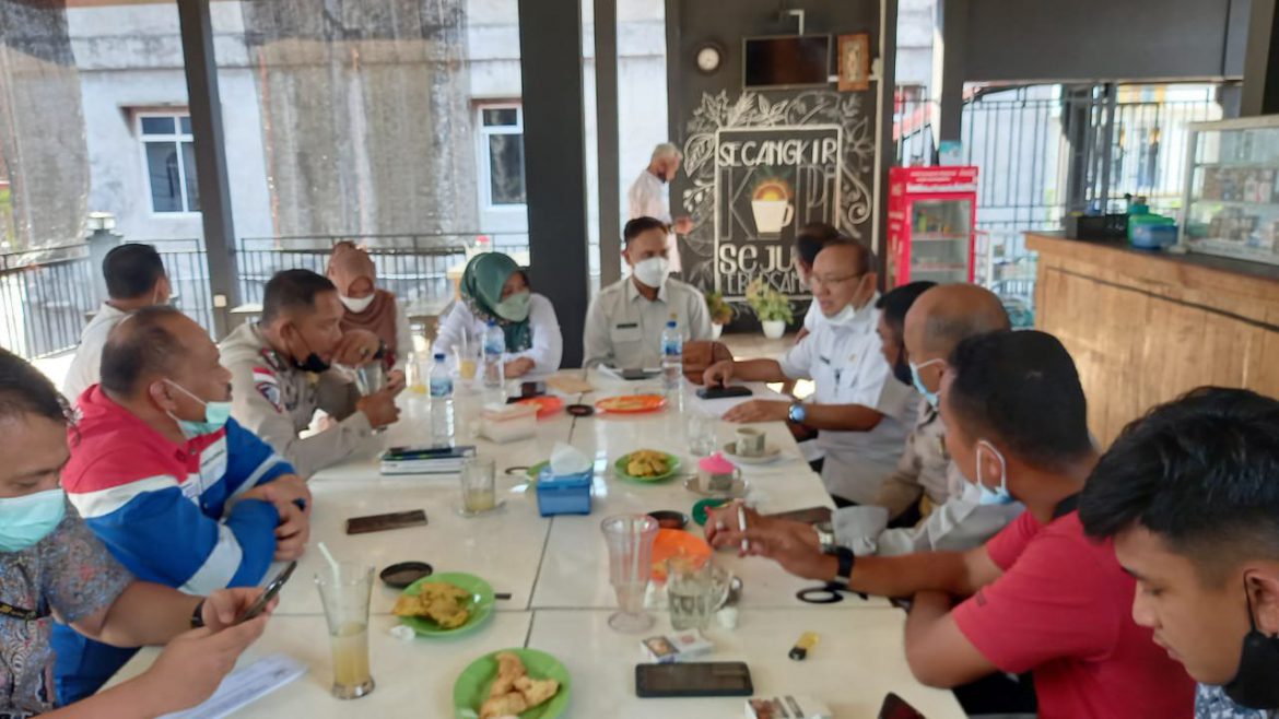 Camat Bintan Utara, Firman Setiawan saat memimpin rapat percepatan perbaikan jalan Nahkoda Lancang, Rabu (27/10/21). (Foto: Jul/Jalurnews.com)