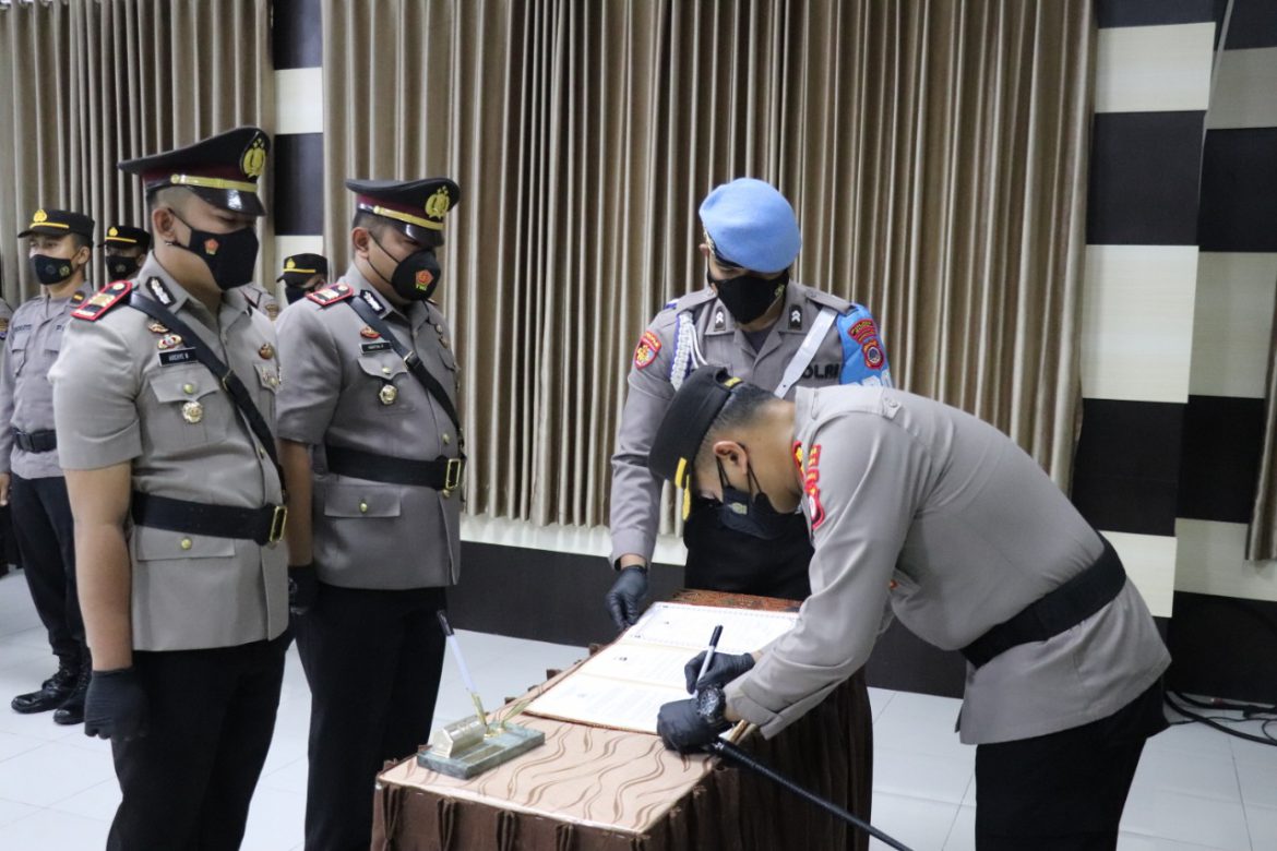 Upacara serah terima jabatan digelar di Aula Wira Pratama Polres Bantul, Kamis (4/11/2021) dan dipimpin langsung oleh Kapolres Bantul AKBP Ihsan. (Foto/Dok)