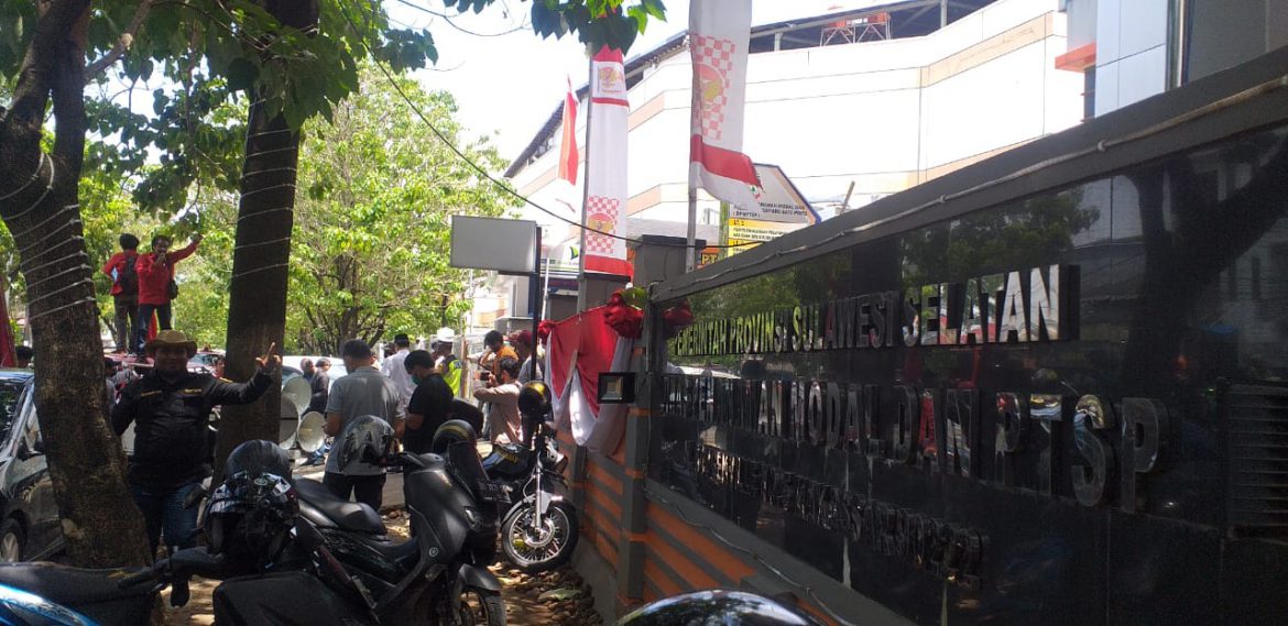 Aksi LPPSS dan Germak di depan kantor DPM-PTSP Provinsi Sulsel (foto: Emy/jalurnews)