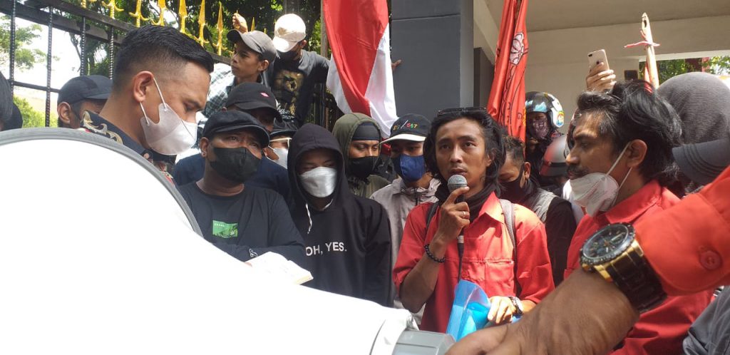 Aksi di depan kantor Gubernur Sulsel yang telah diterima baik oleh penerima aspirasi yang telah ditunjuk langsung oleh PLT Gubernur Sulsel.