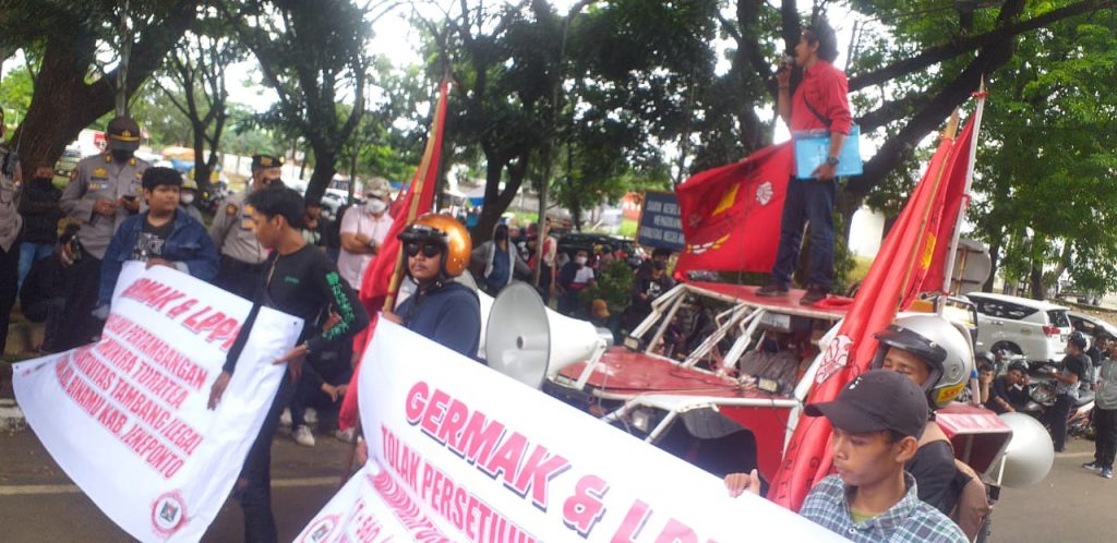 Aksi unjuk rasa di depan kantor Polda Sulsel