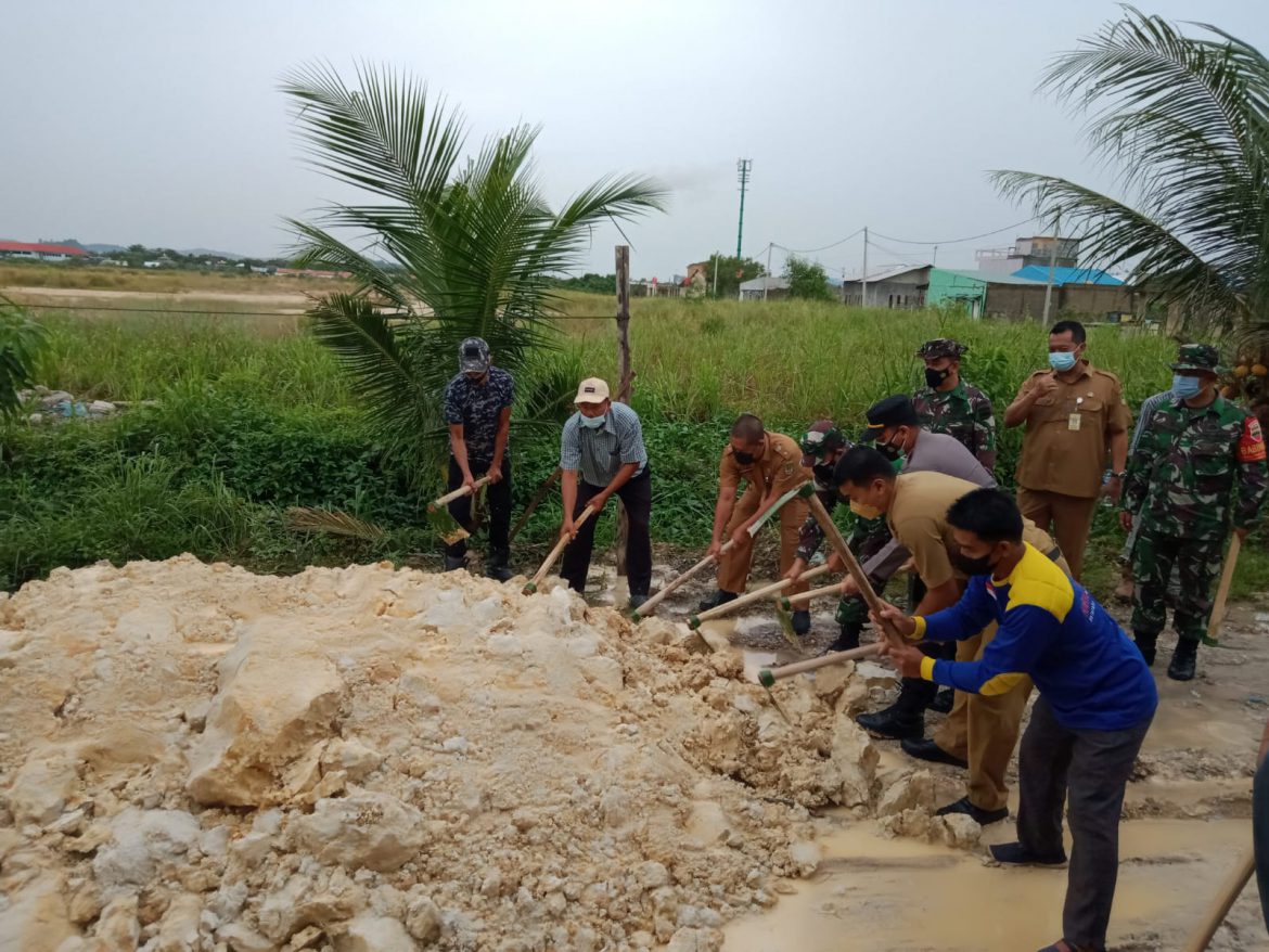 Pembukaan Kegiatan Karya Bakti TNI Kodim 0316 Batam di Kavling Bukit Kamboja, Kelurahan Sungai Pelunggut Kecamatan Sagulung Kota Batam, Senin (8/11/2021). (Foto, JN, jalurnews)
