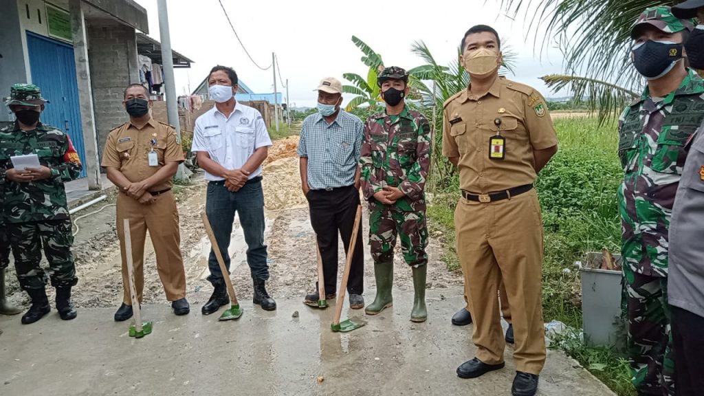 Pembukaan Kegiatan Karya Bakti TNI Kodim 0316 Batam di Kavling Bukit Kamboja, Kelurahan Sungai Pelunggut Kecamatan Sagulung Kota Batam, Senin (8/11/2021). (Foto, JN, jalurnews)