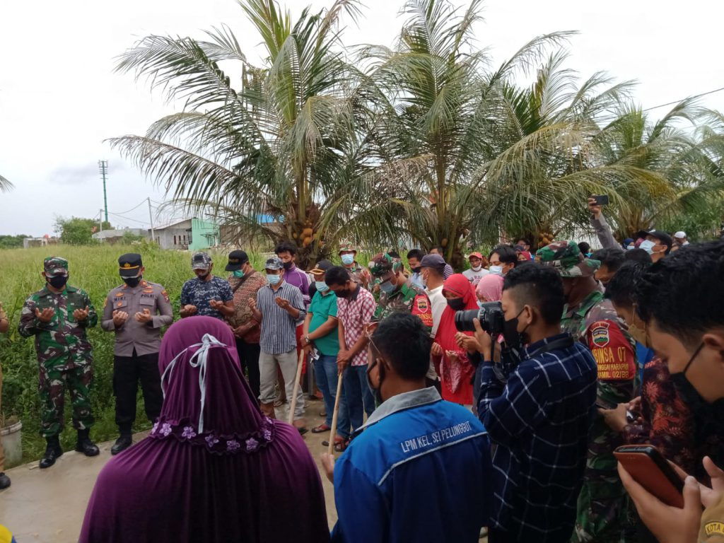 Pembukaan Kegiatan Karya Bakti TNI Kodim 0316 Batam di Kavling Bukit Kamboja, Kelurahan Sungai Pelunggut Kecamatan Sagulung Kota Batam, Senin (8/11/2021). (Foto, JN, jalurnews)