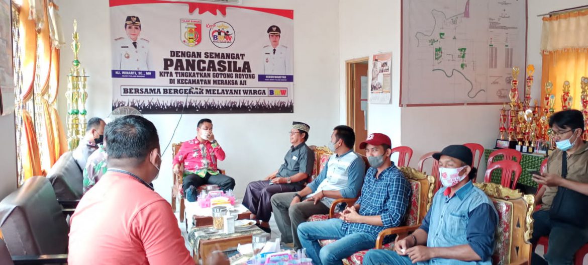 Tokoh Masyarakat dan Tokoh adat saat bermusyawarah di kantor camat Meraksa Aji, Tulang Bawang. Kamis, (18/11/21). Foto dok: Erdiansyah S, SP/Jalurnews.