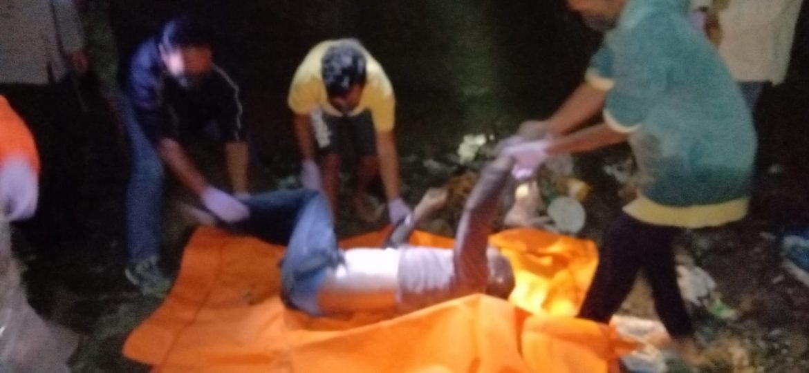 Polres Tanah Karo Mengevakuasi Mayat Ersada Ginting, Selasa (23/11/2021) Foto : Jalurnews.com