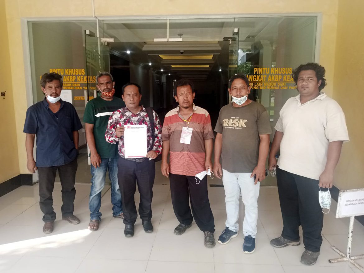 Masyarakat Desa Suka Maju bersama DPC Projo Karo sampaikan surat permohonan audiensi ke Polda Sumut, Jumat (5/11/21). Foto: Edy/Jalurnews.com