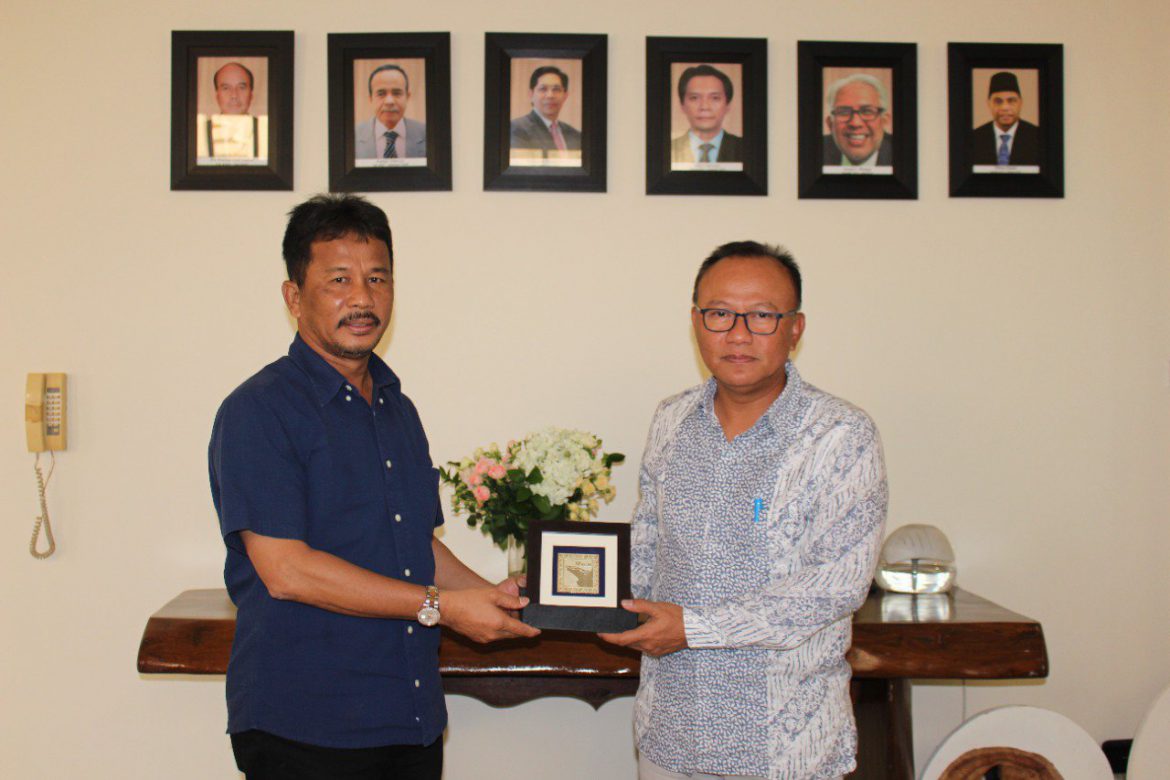 Kepala BP Batam, Muhammad Rudi berikan cinderamata kepada Konjen RI Dubai di Dubai, K Candra Negara, Jumat (4/11/21). Foto: Dok BP Batam