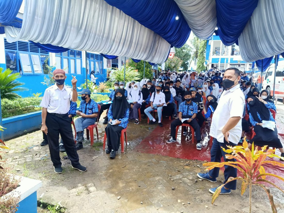 Kegiatan keroyok vaksin di UPY SMKN 1 Maros, Rabu (1/12/21). Foto: Baso/Jalurnews.com