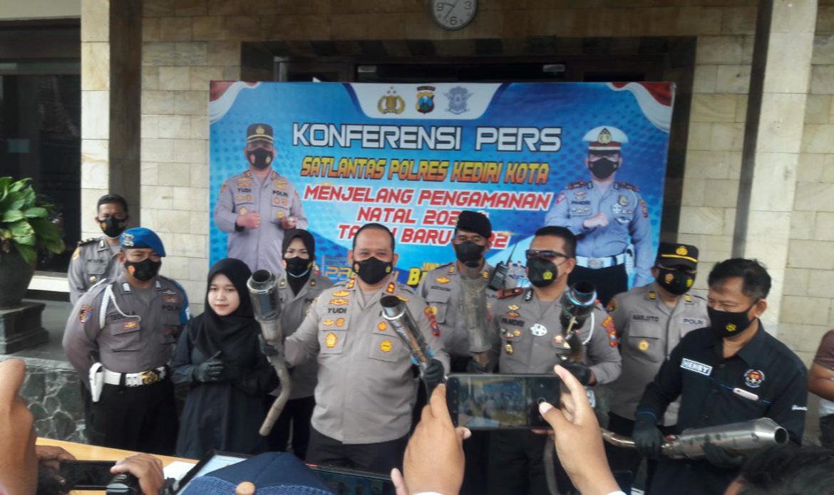 Beberapa knlapot brong yang berhasil diamankan Satlantas Polres Kota Kediri, Selasa 07/12/2021, Mako Satlantas Kota Kediri. (Fot: M Zaenal Fanani)