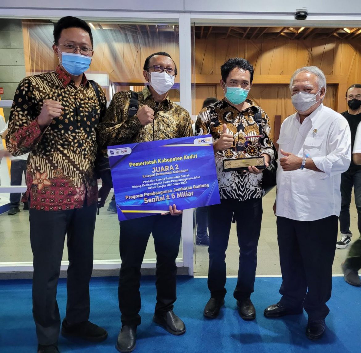 Wakil Bupati Kediri menerima pangsung hadiah dari kementerian PU pada Selasa (21/12/2021) Foto : Kabiro Kediri