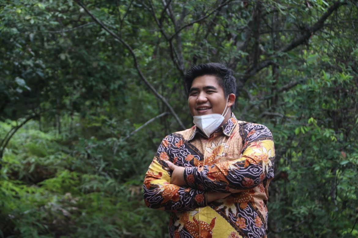 Plt Bupati Bintan Roby Kurniawan saat menyusuri kawasan hutan yang akan dijadikan lokasi camp, Kamis (24/02). Foto/dok