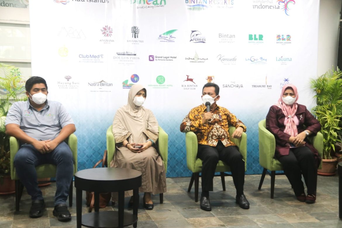 Penyambutan oleh Gubernur Kepri Ansar Ahmad bersama Plt Bupati Bintan Roby Kurniawan juga dihadiri perwakilan Kementerian Koordinator Bidang Perekonomian RI, Dirjen Imigrasi Kemenkumham RI dan unsur terkait lainnya, Jumat (25/02). Foto/dok