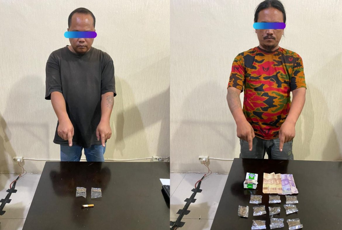 Kedua tersangka sudah diamankan Satreskoba Polres Tanah Karo di Komando, Jumat (22/2/2022). (Foto: Humas Polres Tanah Karo)