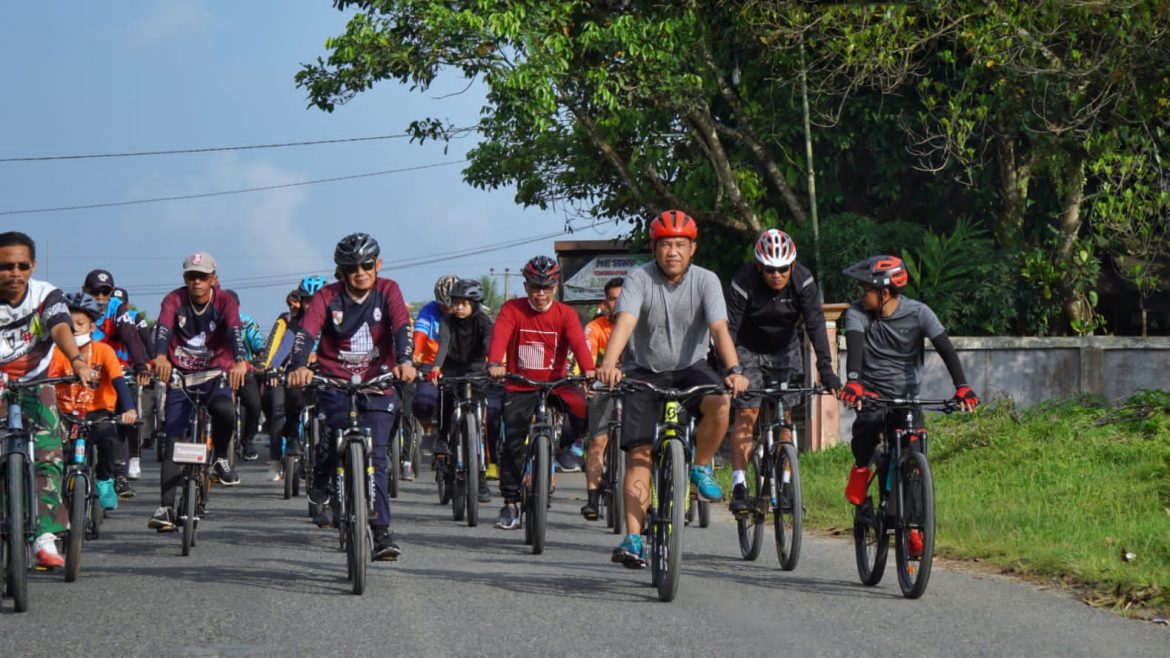 Bupati dan pesert dalam event Gowes Lestari yang diselenggarakan Komunitas Goweser Kabupaten Setempat dimulai dari Kota Budaya Uluan Nughik, Minggu (27/03/2022) pagi.