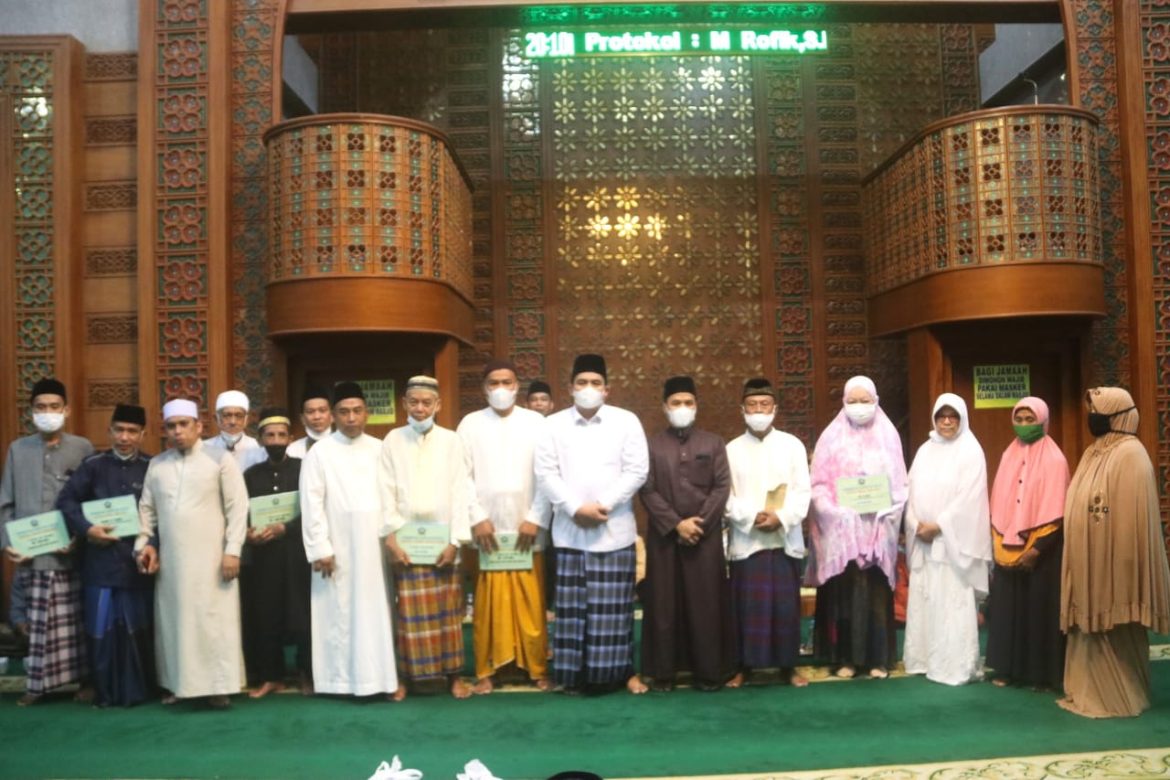 Pemerintah Kabupaten Bintan melaksanakan Safari ke Masjid Besar Baitul Makmur Tanjung Uban dalam memperingati malam Nuzulul Qur'an, Senin (18/4). (Foto: Kominfo) F. 2000 Pixel