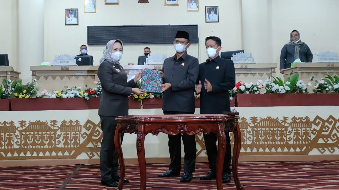 Bupati Winarti menerima rekomendasi LKPJ Tahun Anggaran 2021 pada saat sidang paripurna DPRD Tuba, Senin (25/4). Foto/ Erdiansyah.