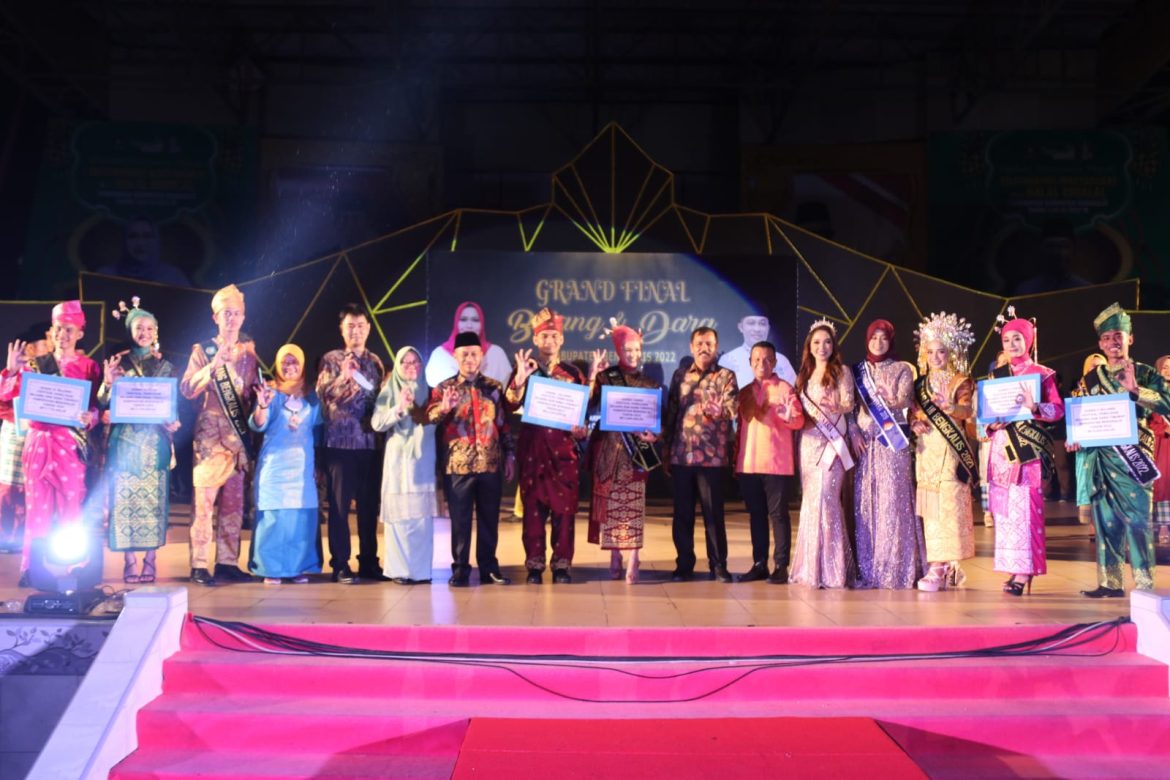 Wakil Bupati Bengkalis, Bagus Santosa foto bersama dengan para Bujang dan Dara. (foto/Humas)