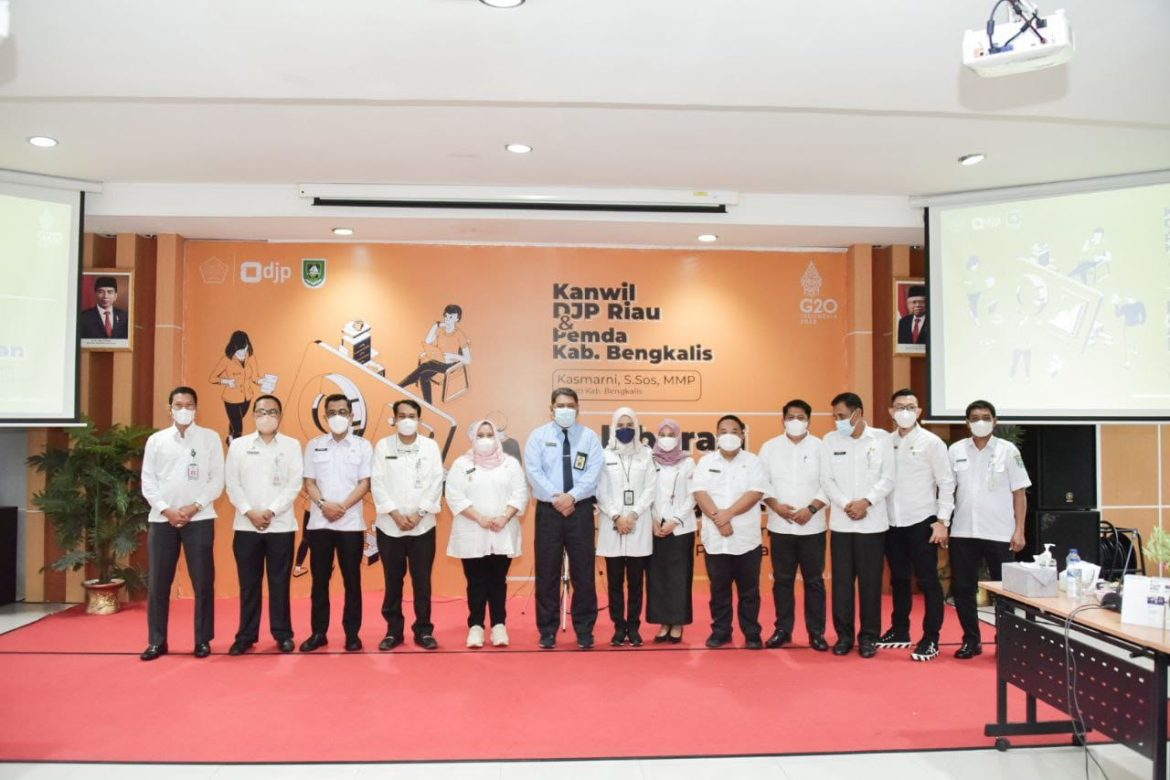 Bupati Bengkalis, Kasmarni foto bersama Kepala Kantor Pajak. (foto/Humas)