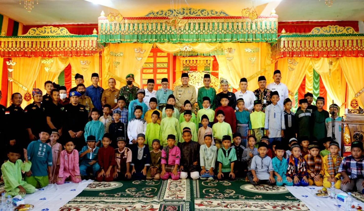 Bupati Siak, Baznas Siak,LAMR Siak, IDI Siak,LMB Siak ,Serta anak-anak peserta khitan Massal ,di Gedung Lembaga Adat Melayu Riau (LAM), Kabupaten Siak ,Senin (04/07/2022) Sumber Foto:Porkompin Kab.Siak